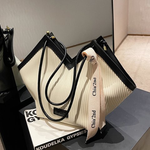 Free shipping 2025 designer Shoulder totes Bags womans ladies flap lady fashion casual chain handbag women crossbody Underarm messenger Heart shaped tote bag