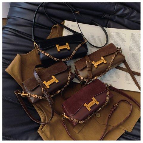 Stylish Multi-Functional Shoulder Purse with Premium Chain Detail