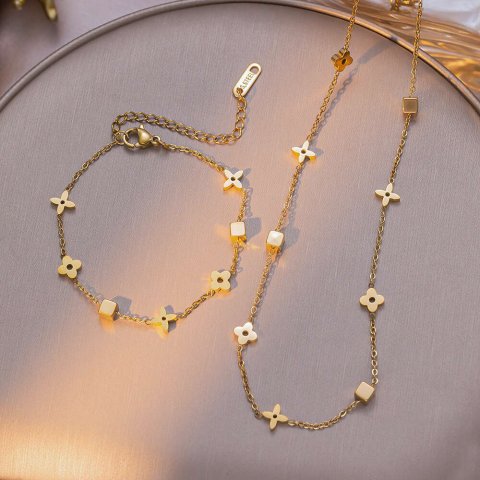 High-End Geometric Small Square Flower Titanium Steel Necklace for Women Fashion Internet Celebrity Four-Leaf Clover Clavicle Chain Set