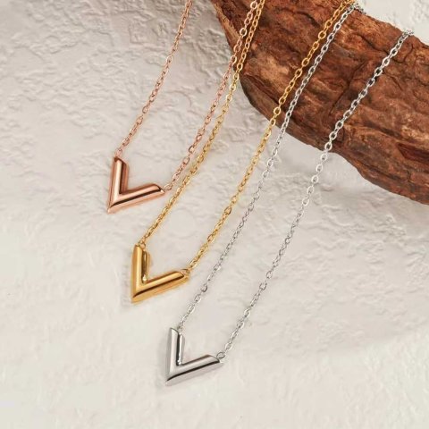 Fashion Brand V Letter Pendant Necklace Stainless Steel Jewelry for Women Mom V-Shaped Female Chain Vintage Birthday GiftXJ250121