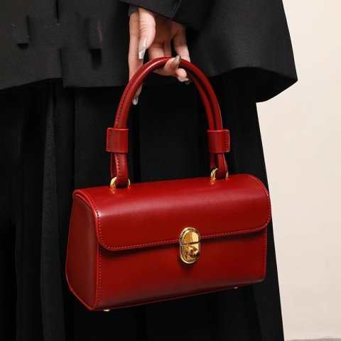 2025 Free shipping designer bags for womens Shoulder bags red New high-end handbag for women, retro versatile small square bag