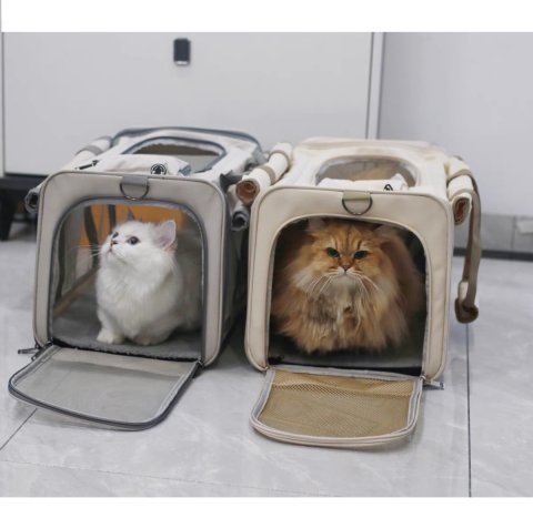 The cat bag is a portable large sterilized hand-held pet bag for spring and summer outings. It is a canvas cat bag for two cats to carry and is breathable