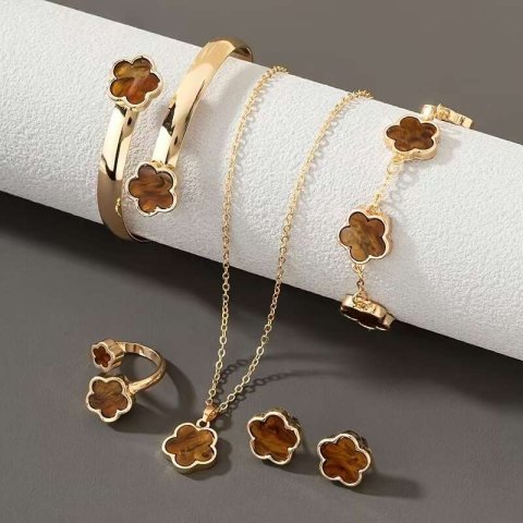 Cross-Border Hot Selling Lucky Flower Jewelry Set Acrylic Bracelet Five-Leaf Clover Necklace Ring Earrings for Women Wholesale